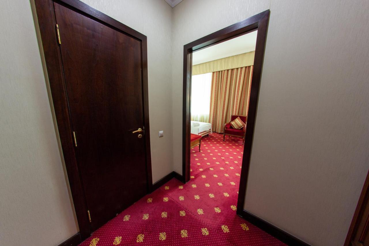 Grand Tien Shan Hotel Almaty Extérieur photo